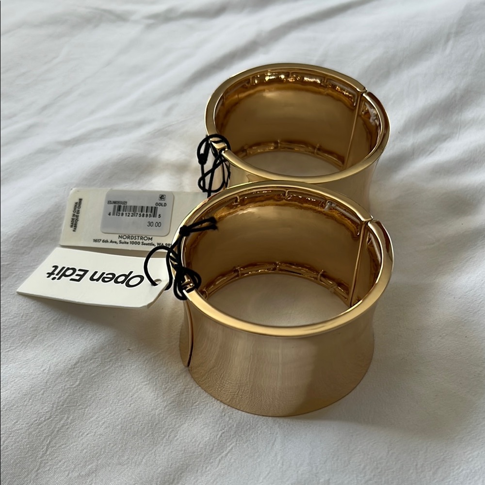 NWT Gold Chunky Bracelet with Bold Design